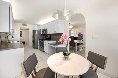 Condo in Hallandale Beach, Florida, 2 bedrooms  № 1611371 - photo 8
