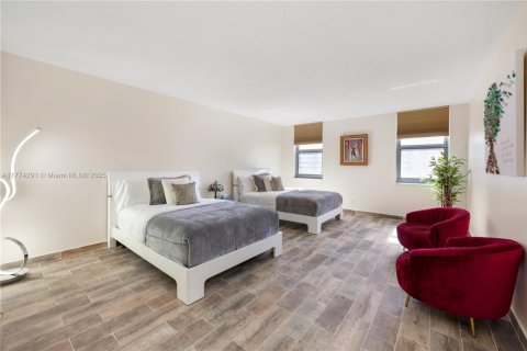Condo in Hallandale Beach, Florida, 2 bedrooms  № 1611371 - photo 17