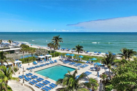 Condo in Hallandale Beach, Florida, 2 bedrooms  № 1611371 - photo 30