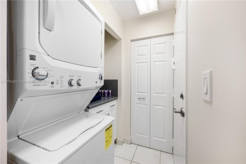 Condo in Hallandale Beach, Florida, 2 bedrooms  № 1611371 - photo 29