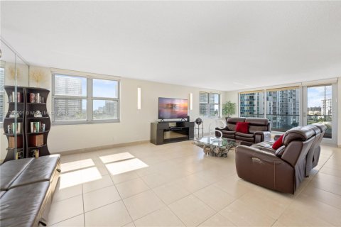 Condo in Hallandale Beach, Florida, 2 bedrooms  № 1611371 - photo 10
