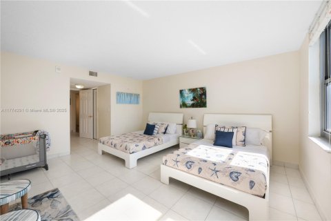 Condo in Hallandale Beach, Florida, 2 bedrooms  № 1611371 - photo 24