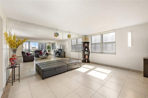 Condo in Hallandale Beach, Florida, 2 bedrooms  № 1611371 - photo 5