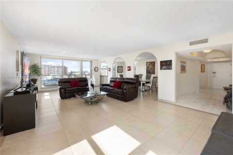 Condo in Hallandale Beach, Florida, 2 bedrooms  № 1611371 - photo 11