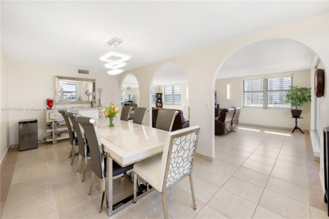Condo in Hallandale Beach, Florida, 2 bedrooms  № 1611371 - photo 2