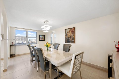 Condo in Hallandale Beach, Florida, 2 bedrooms  № 1611371 - photo 4