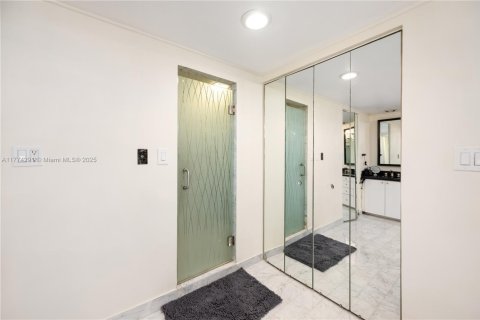Condo in Hallandale Beach, Florida, 2 bedrooms  № 1611371 - photo 20