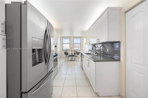 Condo in Hallandale Beach, Florida, 2 bedrooms  № 1611371 - photo 15