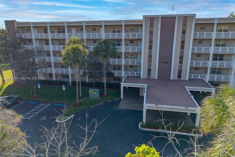 Condo in Coral Springs, Florida, 2 bedrooms  № 2003891 - photo 11