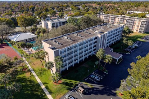 Condo in Coral Springs, Florida, 2 bedrooms  № 2003891 - photo 12