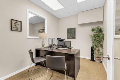 Immobilier commercial à louer à Punta Gorda, Floride: 912.11 m2 № 2378061 - photo 15