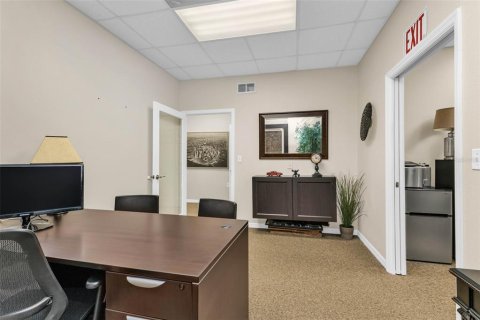 Immobilier commercial à louer à Punta Gorda, Floride: 912.11 m2 № 2378061 - photo 11