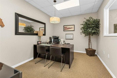 Immobilier commercial à louer à Punta Gorda, Floride: 912.11 m2 № 2378061 - photo 6