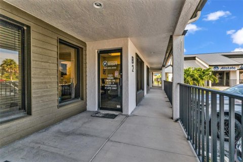 Immobilier commercial à louer à Punta Gorda, Floride: 912.11 m2 № 2378061 - photo 2