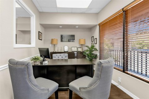 Immobilier commercial à louer à Punta Gorda, Floride: 912.11 m2 № 2378061 - photo 4