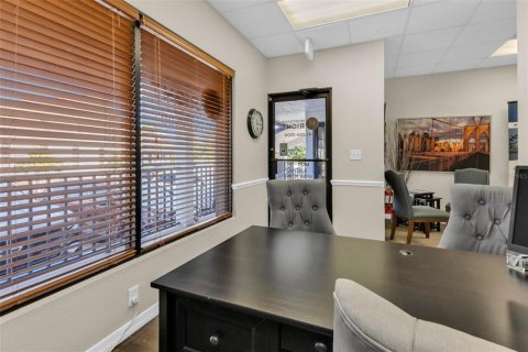 Immobilier commercial à louer à Punta Gorda, Floride: 912.11 m2 № 2378061 - photo 5