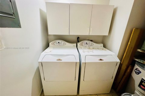 Condo in Weston, Florida, 2 bedrooms  № 1966884 - photo 12