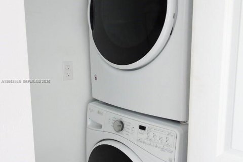 Touwnhouse à louer à Miami, Floride: 3 chambres, 130.06 m2 № 2025775 - photo 6