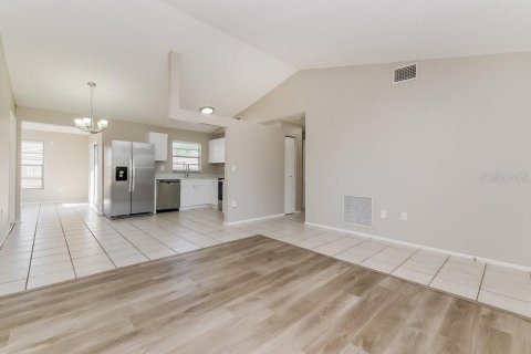 Villa ou maison à louer à New Port Richey, Floride: 3 chambres, 119.19 m2 № 2406284 - photo 4