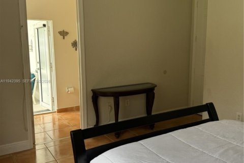 Casa en venta en Miami, Florida, 4 dormitorios, 195.65 m2 № 2000069 - foto 25