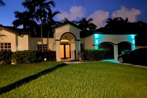 Casa en venta en Miami, Florida, 4 dormitorios, 195.65 m2 № 2000069 - foto 3