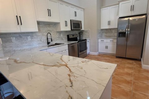 Casa en venta en Miami, Florida, 4 dormitorios, 195.65 m2 № 2000069 - foto 8