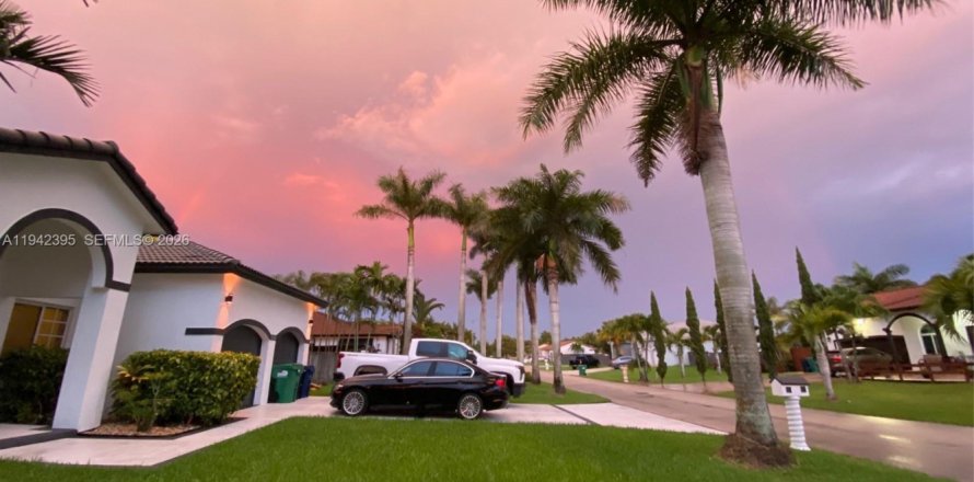 Casa en Miami, Florida 4 dormitorios, 195.65 m2 № 2000069