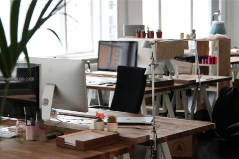 Commercial property in Miami, Florida № 2008506 - photo 12