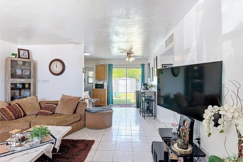 Commercial property in Miami, Florida 154.59 sq.m. № 1727110 - photo 25