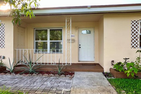 Villa ou maison à louer à Fort Lauderdale, Floride: 3 chambres, 126.25 m2 № 2375018 - photo 2
