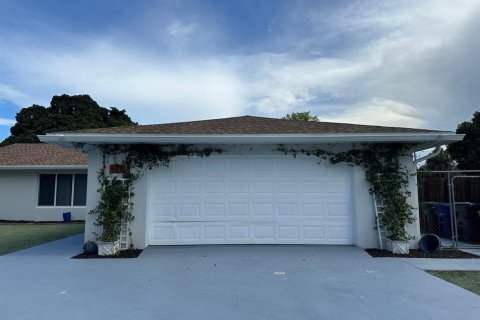 House in Lake Park, Florida 5 bedrooms, 288 sq.m. № 2260158 - photo 3