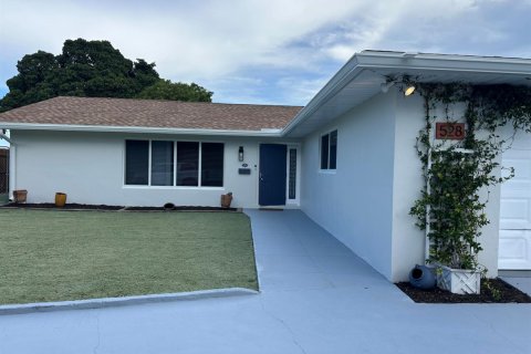 House in Lake Park, Florida 5 bedrooms, 288 sq.m. № 2260158