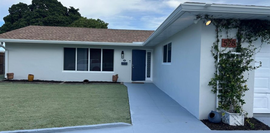 House in Lake Park, Florida 5 bedrooms, 288 sq.m. № 2260158