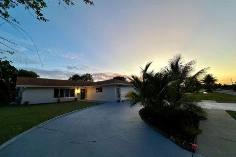House in Lake Park, Florida 5 bedrooms, 288 sq.m. № 2260158 - photo 7