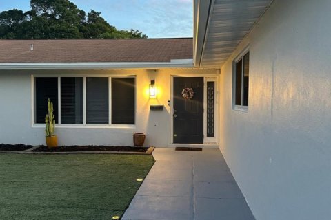 House in Lake Park, Florida 5 bedrooms, 288 sq.m. № 2260158 - photo 5