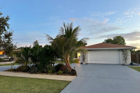 House in Lake Park, Florida 5 bedrooms, 288 sq.m. № 2260158 - photo 4