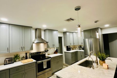 House in Lake Park, Florida 5 bedrooms, 288 sq.m. № 2260158 - photo 18