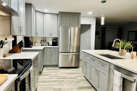 House in Lake Park, Florida 5 bedrooms, 288 sq.m. № 2260158 - photo 19