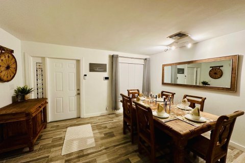 House in Lake Park, Florida 5 bedrooms, 288 sq.m. № 2260158 - photo 8