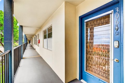 Купить кондоминиум в Пемброк-Пайнс, Флорида 2 спальни, 110.74м2, № 2086729 - фото 3