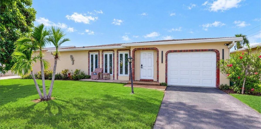 House in Deerfield Beach, Florida 2 bedrooms, 127.83 sq.m. № 2382969