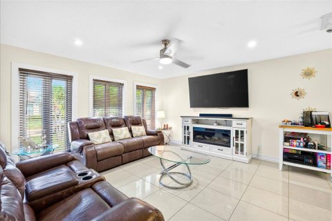 House in Deerfield Beach, Florida 2 bedrooms, 127.83 sq.m. № 2382969 - photo 2