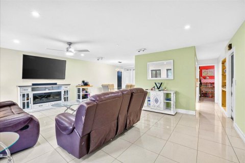 House in Deerfield Beach, Florida 2 bedrooms, 127.83 sq.m. № 2382969 - photo 6