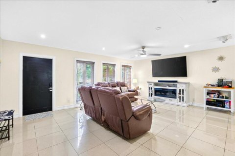 House in Deerfield Beach, Florida 2 bedrooms, 127.83 sq.m. № 2382969 - photo 5
