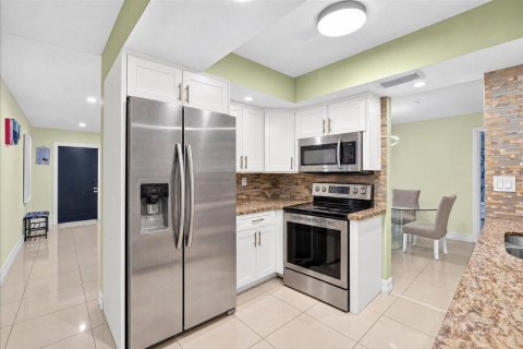 House in Deerfield Beach, Florida 2 bedrooms, 127.83 sq.m. № 2382969 - photo 10