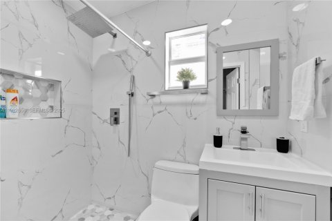 Casa en alquiler en Miami, Florida, 4 dormitorios, 145.95 m2 № 1976493 - foto 13