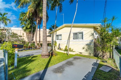 Casa en alquiler en Miami, Florida, 4 dormitorios, 145.95 m2 № 1976493 - foto 2