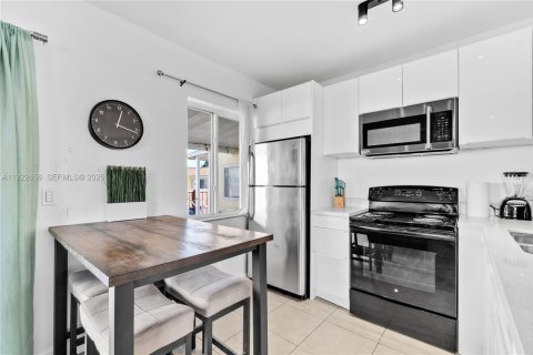 Casa en alquiler en Miami, Florida, 4 dormitorios, 145.95 m2 № 1976493 - foto 7