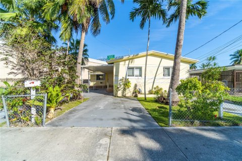 Casa en alquiler en Miami, Florida, 4 dormitorios, 145.95 m2 № 1976493 - foto 1