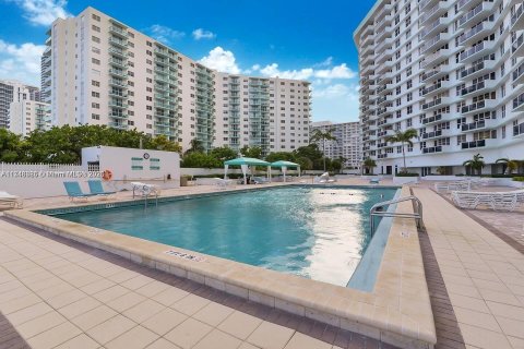 Copropriété à louer à Hollywood, Floride: 2 chambres, 111.2 m2 № 1860702 - photo 1